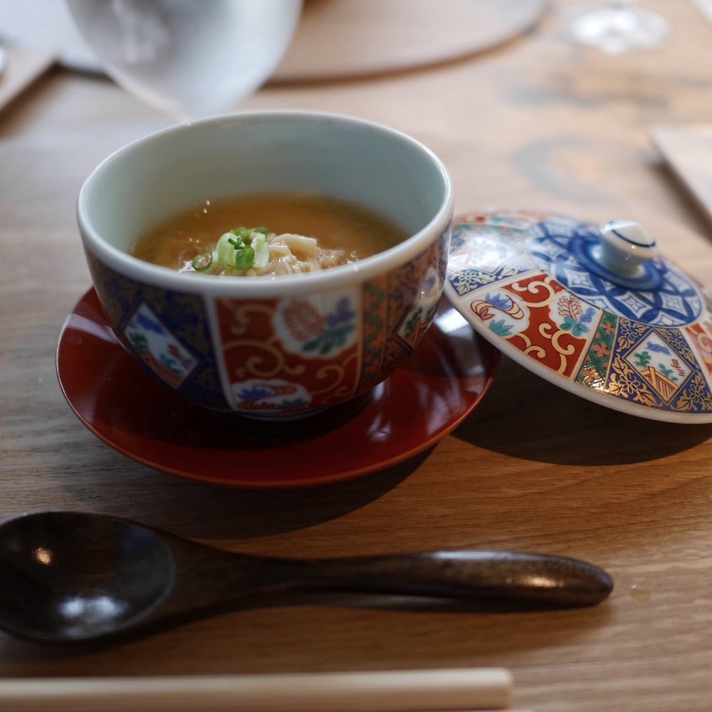 二の皿。蓋付きの椀に温かい一品