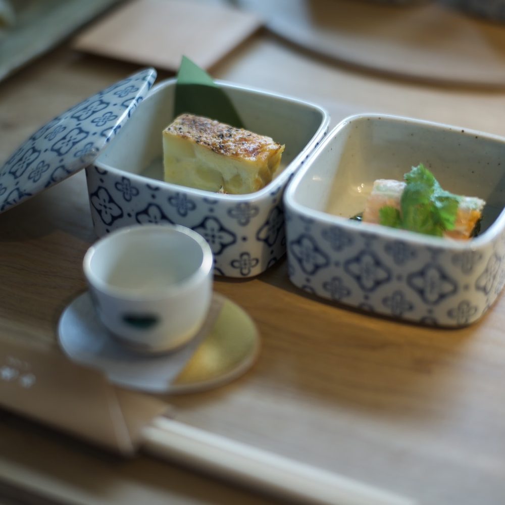 染付の重箱。蓋を開けると季節の前菜と、本日のひとしずく